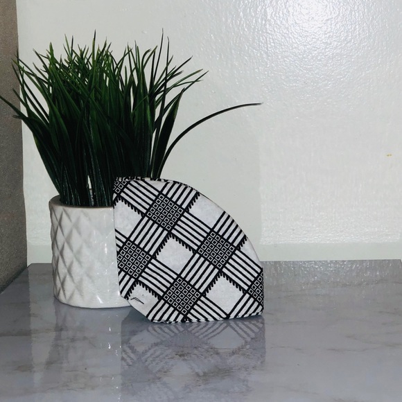 Accessories - Black and white mask